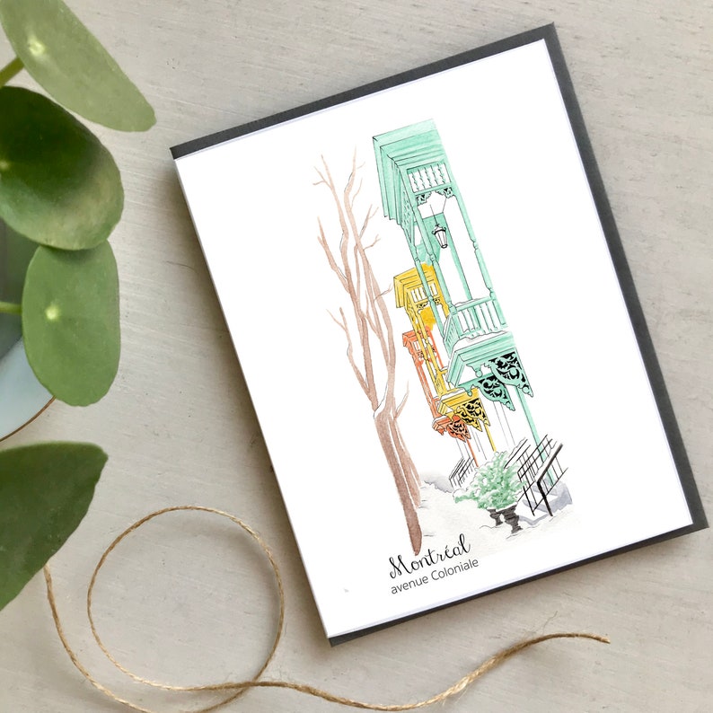 Op de afbeelding: Een aquarel illustratie van kleurrijke rijtjeshuizen met balkons in Montreal, Quebec, Canada. De tekst "Montreal avenue Coloniale" staat onder de huizen.