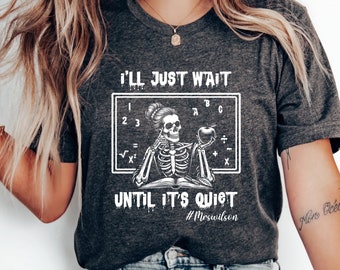 Ik wacht tot het stil is Sarcastisch skeletleraar Happy Halloween-shirt, grappig Highschool Teacher Halloween-T-shirt, Halloween Vibe-T-shirt
