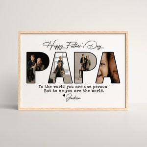 Op de afbeelding: Een ingelijste Vaderdagprint met het woord "PAPA" in grote, vette letters. Elke letter bevat een foto van een vader en kind. De print bevat de tekst "Happy Father's Day" en een gepersonaliseerde boodschap.