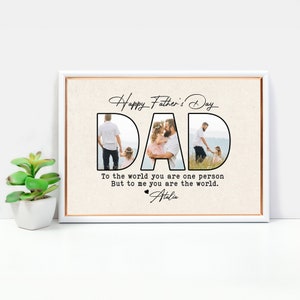 Op de afbeelding: Een ingelijste Vaderdagprint met het woord "DAD" in grote letters, waarbij elke letter een familiefoto bevat. De zin "Happy Father's Day" staat boven het woord "DAD". Daaronder staat de tekst "To the world you are one person But to me you are the world."