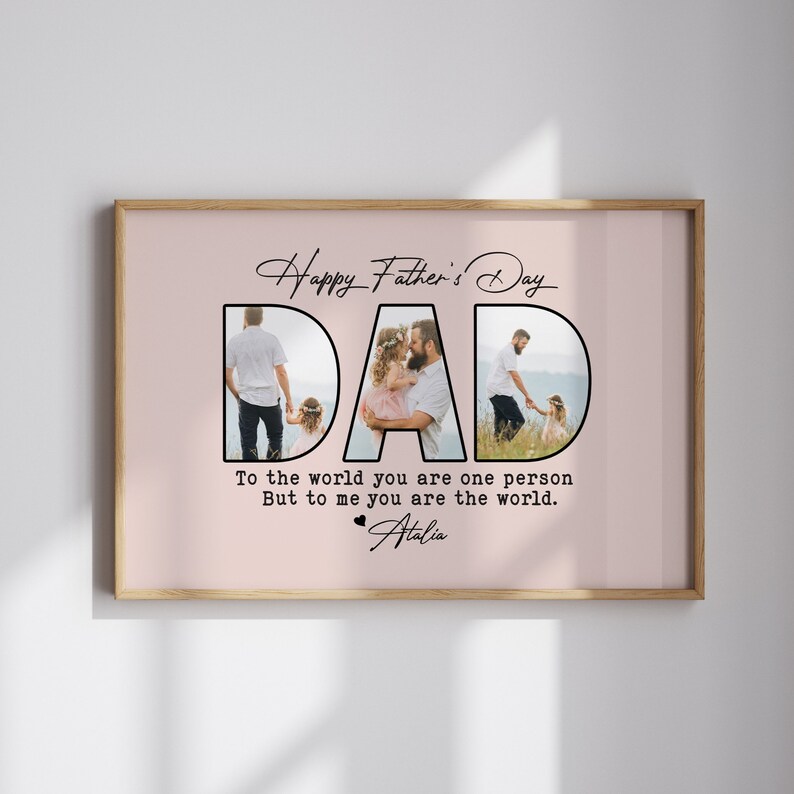 Op de afbeelding: Een ingelijste Vaderdag print met het woord "DAD" in grote, zwarte letters, waarbij elke letter een familiefoto bevat. De print bevat de tekst "Happy Father's Day" en een persoonlijke boodschap, alles tegen een zachtroze achtergrond.