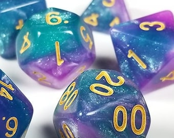 Può includere: Un set di sette dadi poliedrici con un design a tema galattico. I dadi sono realizzati in resina trasparente con un motivo a spirale blu, viola e bianco. I numeri sui dadi sono dorati.