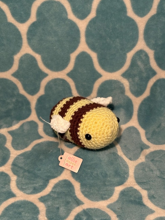 Crocheted Bumblebee Plush Toy: Handmade Amigurumi Insect Decoration