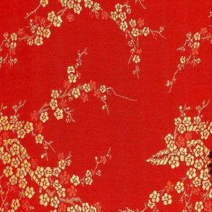 Puede incluir: Primer plano de una tela roja con un estampado floral. El diseño presenta ramas con flores blancas y doradas. La tela tiene una textura diagonal sutil, creando una apariencia rica y detallada. La estética general es elegante y decorativa.