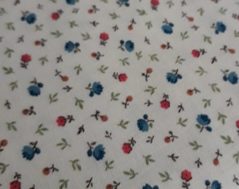 tissu patchwork imprime de petites fleurs rouges et bleues sur fond blanc 100% coton