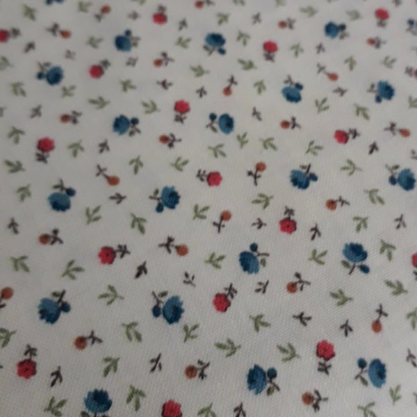 tissu patchwork imprime de petites fleurs rouges et bleues sur fond blanc 100% coton