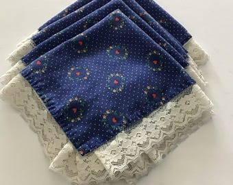 Juego de 4 servilletas hechas a mano de lunares azules y blancos con corazones rojos, años 80, borde de encaje.