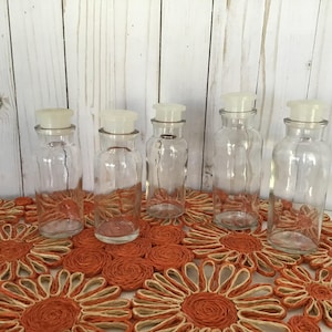 Puede incluir: Un juego de tres tazas de cerámica con un acabado mate moteado. Las tazas son de color crema, gris claro y gris oscuro. Cada taza tiene un diseño minimalista y un asa redondeada.