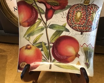 Plato cuadrado de vidrio con diseño de granada y técnica de decoupage de Michel Design Works