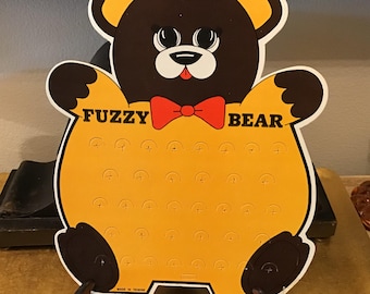 Vintage “Fuzzy Bear” Pin/Charm Display, Taiwan, 1960er Jahre