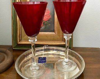 Copas de vino estriadas de color rojo rubí vintage, bandeja de servir plateada, Pier 1