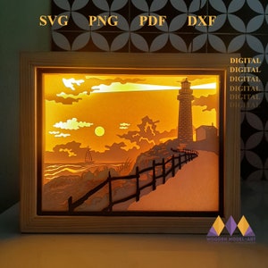 Puede incluir: Una descarga digital de una escena de faro con una puesta de sol, océano y una valla de madera. La imagen está en un marco de madera con una luz detrás, creando un efecto de sombra. El texto "SVG PNG PDF DXF" está en la parte superior de la imagen. El texto "DIGITAL DIGITAL DIGITAL DIGITAL DIGITAL" está a la derecha de la imagen. El texto "WOODEN MODEL-ART DESIGN MELTILAYER" está en la parte inferior de la imagen.