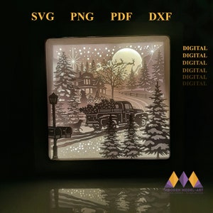 Puede incluir: Un archivo digital para un diseño de corte por láser de una escena de invierno con una casa, un camión, un árbol de Navidad y un ciervo tirando de un trineo. La escena se desarrolla en un cielo nocturno estrellado con luna llena.