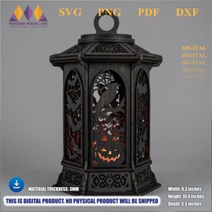 Op de afbeelding: Een donkerbruine houten lantaarn met gedetailleerde lasergesneden ontwerpen van een kraai, pompoen, vleermuizen en spinnenwebben. Inclusief SVG, PNG, PDF en DXF-bestanden. Afmetingen: 16 cm breed, 26,4 cm hoog, 14 cm diep.