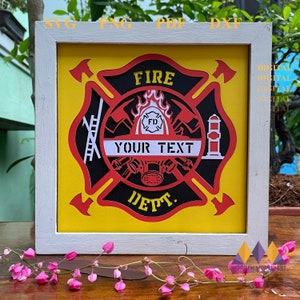 Könnte beinhalten: Ein weißer Rahmen mit gelbem Hintergrund und einem roten, schwarzen und weißen Feuerwehrlogo. Das Logo zeigt einen Feuerwehrhelm, eine Axt, eine Leiter und einen Hydranten. Der Text "FIRE DEPT." befindet sich in der Mitte des Logos. Der Text "YOUR TEXT" befindet sich auf einem weißen Banner unter dem Logo.