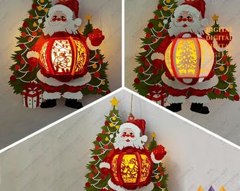 Op de afbeelding: Een rode en witte kerstman die een rode lantaarn vasthoudt met een kerstboomontwerp. De lantaarn wordt verlicht met een warme gloed. De kerstman staat voor een groene kerstboom met rode ornamenten. De afbeelding bevat de tekst "SVG PNG PDF DXF".