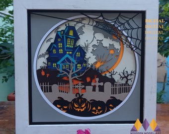 Puede incluir: Una pieza de arte en papel con temática de Halloween enmarcada. La obra presenta una casa embrujada, calabazas, una luna llena y una telaraña. El marco es blanco y la obra está en capas con azul, naranja y gris. Las palabras "SVG PNG PDF DXF" están en la parte superior.
