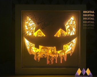 Puede incluir: Un marco blanco con un diseño de calabaza iluminado. El diseño presenta una escena de Halloween espeluznante con una telaraña, árboles y fantasmas. El texto "DIGITAL" se repite cinco veces en el lado derecho del marco.