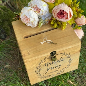 Urne en bois cagnotte mariage personnalisée avec vos prénoms calligraphiés vendu avec fermoir cadenas urne mariage boite à cartes image 9