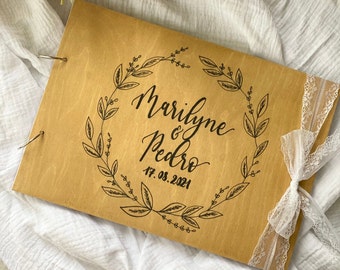 Livre d'or en bois pour mariage - livre format A4 + finition textile -  texte au choix, calligraphie peinte à la main + couronne de feuilles