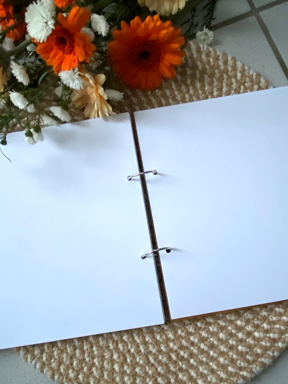 Libro Firmas Boda con dibujo de hojas azules y flores naranjas