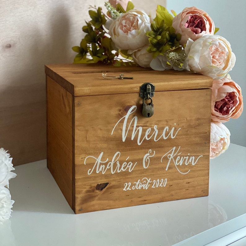 Urne en bois cagnotte mariage personnalisée avec vos prénoms calligraphiés vendu avec fermoir cadenas urne mariage boite à cartes image 1