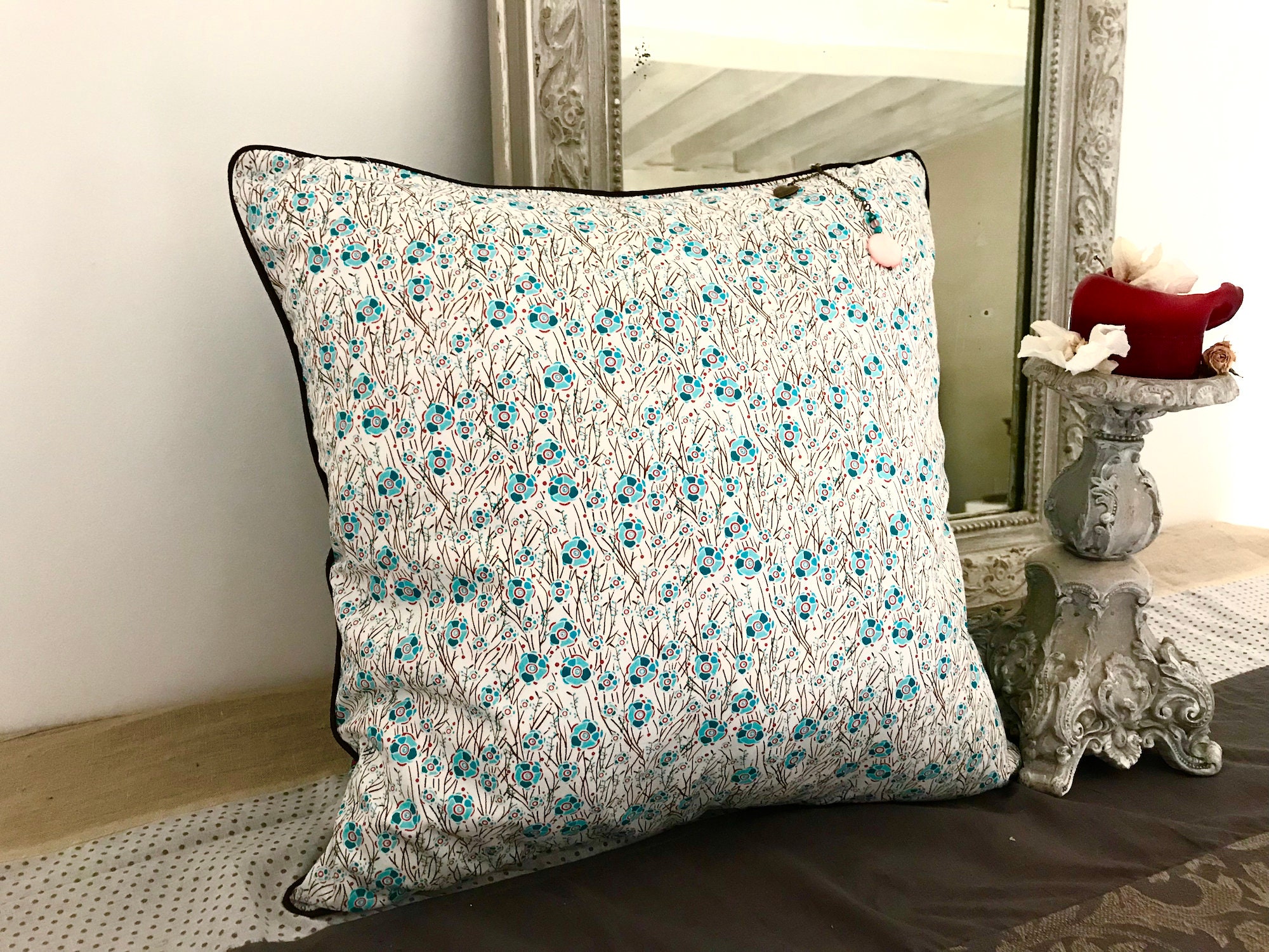 Coussin Carré, Déhoussable, Housse de Coussin, Tissu Champs Fleuris et Coeurs, Turquoise, Rose, Fusc