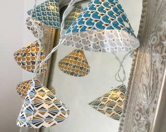 Guirlande lumineuse, éclairage d'ambiance motifs géométriques art déco, 3 tissus imprimés, 10 cloches led, teintes moutarde, bleu, doré
