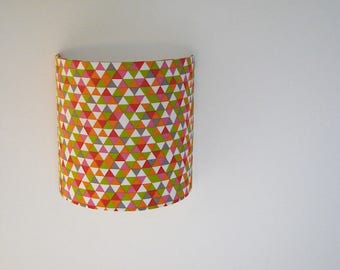 Luminaire, Applique murale, applique demi cylindrique, tissu géométrique,  triangles, vert, orange, rouge, rose, polyphane blanc, 3 tailles