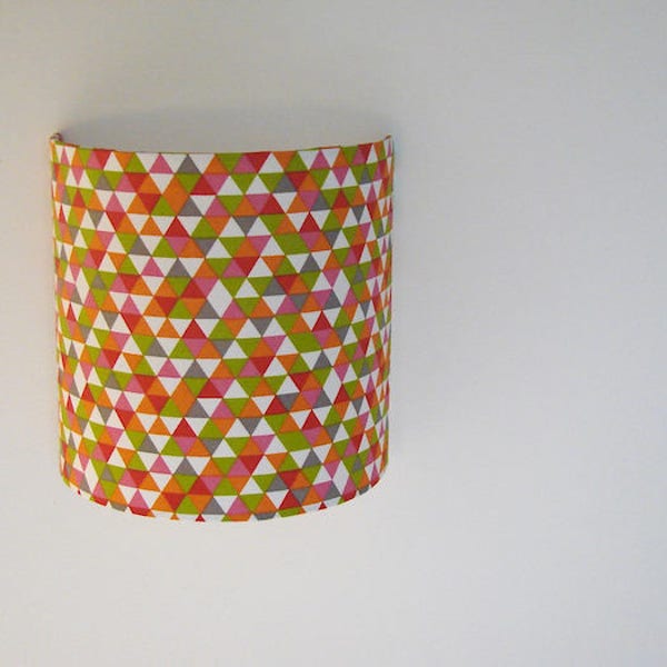 Luminaire, Applique murale, applique demi cylindrique, tissu géométrique,  triangles, vert, orange, rouge, rose, polyphane blanc, 3 tailles