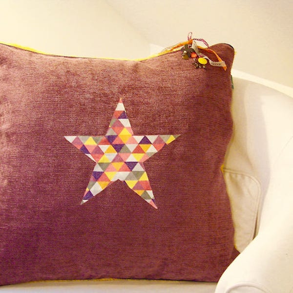 Housse de coussin, Gros coussin carré, 60 x 60cm,  Etoile, tissu triangles multicolores,  tissu violet, prune, fausse fourrure, pilou jaune