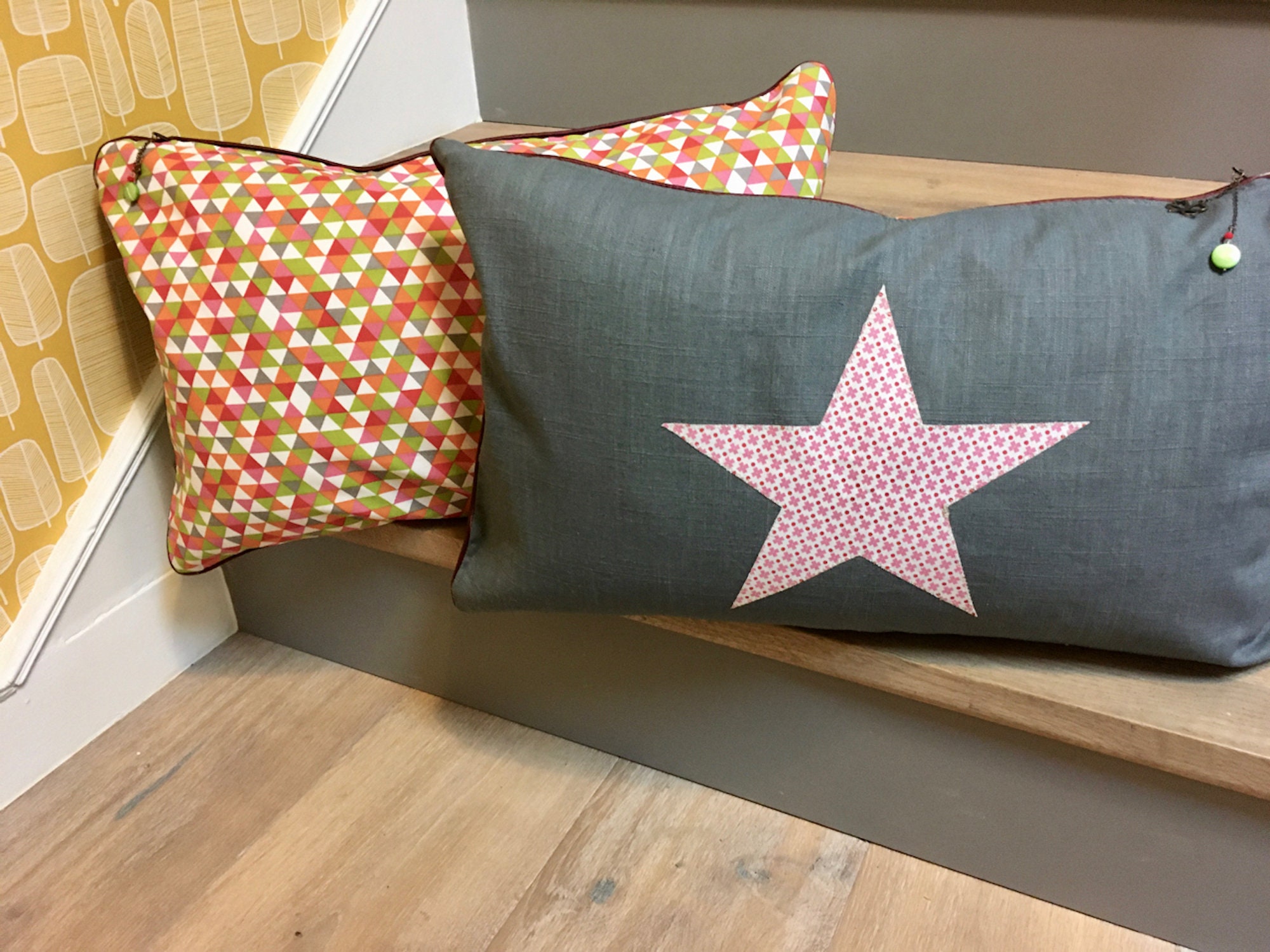 Duo de 2 Housses Coussins Assortis, Rectangulaire 50x30cm, Tissu Imprimé Triangles Rose, Vert, Orang