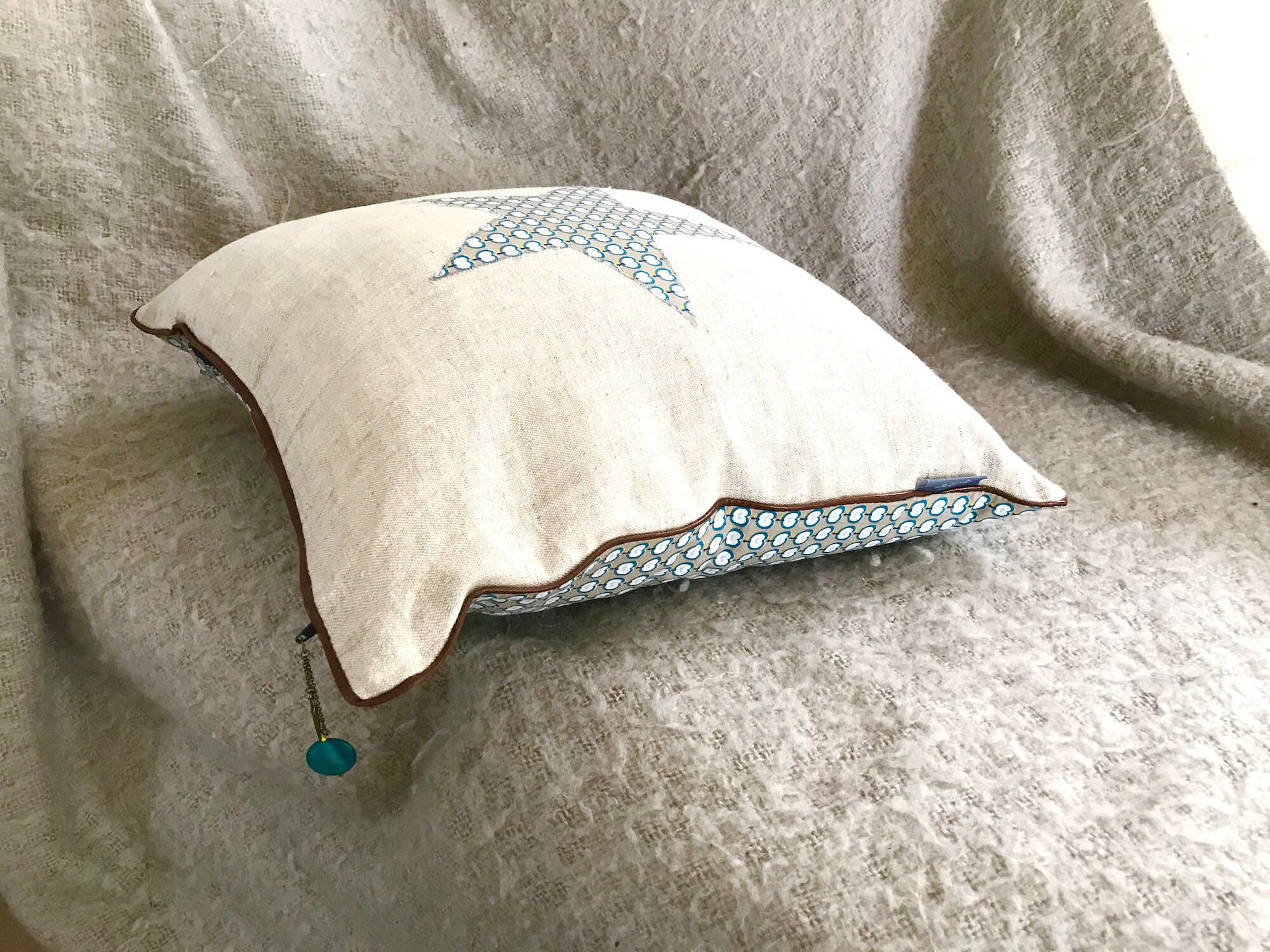 Coussin Carré, Déhoussable, Housse de Coussin, Lin Naturel, Etoile Imprimé Petites Pommes Bleues