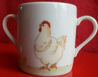 Timbale personnalisée décorée "Poule veillant sur ses œufs", timbale en porcelaine de Limoges, peinte à la main, timbale verre à deux anses