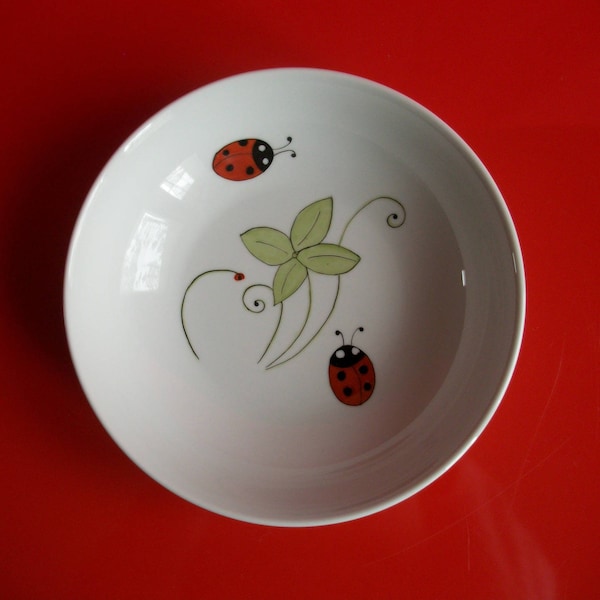 Assiette creuse pour enfant en porcelaine décorée main: "Trèfles et coccinelles". Cadeau de naissance, baptême, anniversaire. Cadeau de Noël