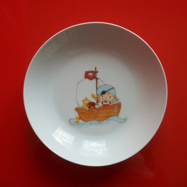 Assiette creuse pour enfant en porcelaine décorée à la main d'un "Pirate". Cadeau de naissance, baptême, anniversaire. Cadeau de Noël.