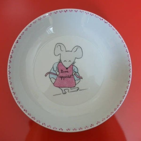 Assiette creuse pour enfant en porcelaine décorée main : "Souris et son tablier". Cadeau de naissance, baptême, anniversaire. Cadeau de Noël