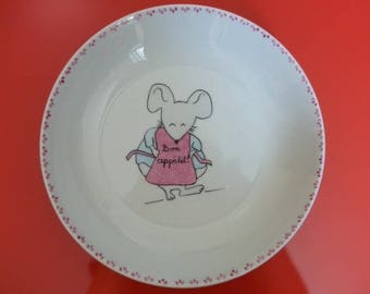 Assiette creuse pour enfant en porcelaine décorée main : "Souris et son tablier". Cadeau de naissance, baptême, anniversaire. Cadeau de Noël