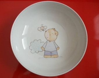 Assiette creuse pour enfant en porcelaine décorée à la main "Ourson curieux". Cadeau de naissance, baptême, anniversaire. Cadeau de Noël.