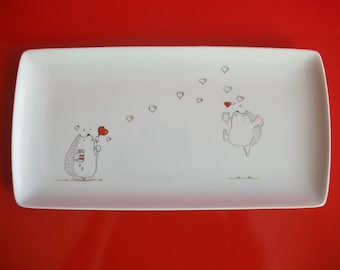 Plat rectangulaire en porcelaine décoré de "2 Hérissons amoureux", plat pour mets salés, sucrés pour la Saint Valentin. Cadeau de Noël.