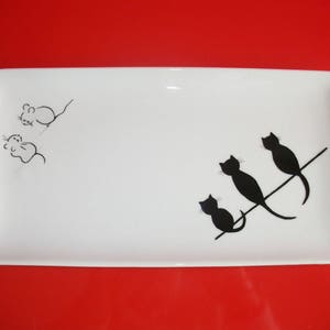 Plato rectangular de porcelana pintado a mano con 3 gatos negros cuidando 2 ratones grises, plato ideal para tartas saladas o dulces imagen 1