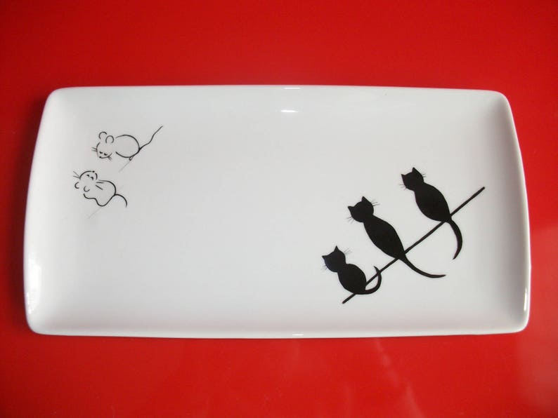 Plato rectangular de porcelana pintado a mano con 3 gatos negros cuidando 2 ratones grises, plato ideal para tartas saladas o dulces imagen 1