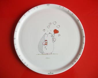 Plat à tarte diviseur en porcelaine décoré à la main :"Hérisson soufflant des cœurs". Cadeau de Noël, anniversaire. Cadeau de fête des mères