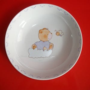 Assiette et Timbale décorées d'un Ourson joueur, service en porcelaine de Limoges, service peint à la main, service de table, bébé enfant image 2