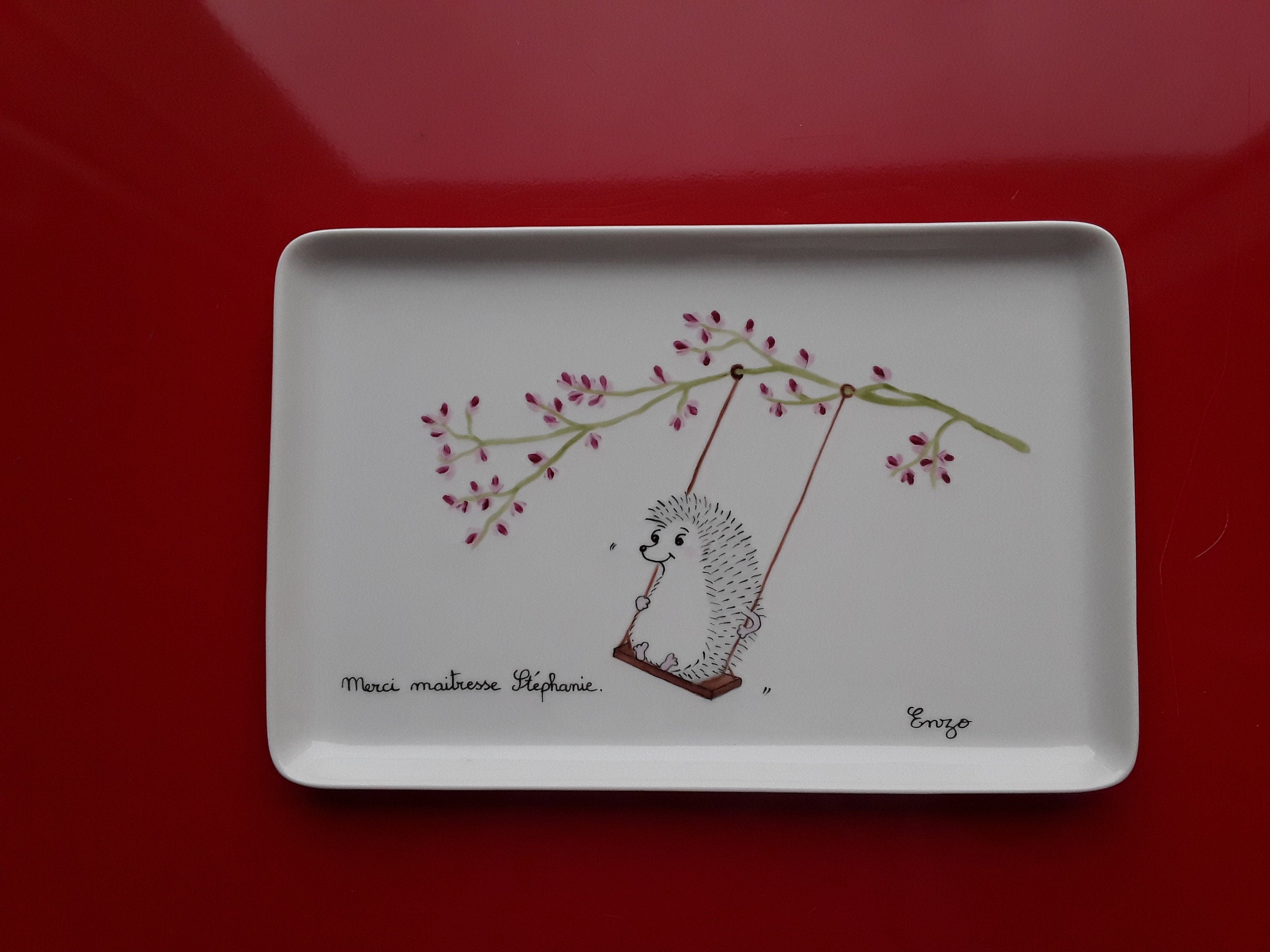 Plat en Porcelaine Personnalisé PourMaitresse Stéphanie Décoré à La Main d'un Hérisson Jouant Balanç