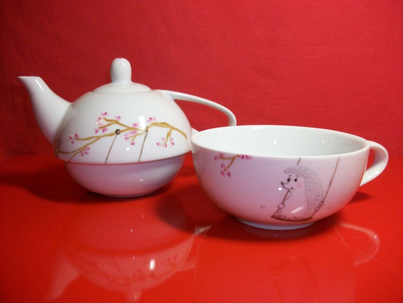 Selfish called teapot in Limoges porcelain decorated by hand with a Hedgehog on a swing