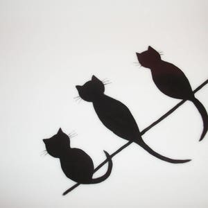 Plato rectangular de porcelana pintado a mano con 3 gatos negros cuidando 2 ratones grises, plato ideal para tartas saladas o dulces imagen 3