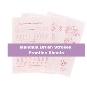 Op de afbeelding: Een stapel witte oefenbladen met roze mandala-penseelstreken. De vellen hebben de tekst "Mandala Brush Strokes Practice Sheets" in een paarse banner. De vellen zijn bedoeld om mandala-kunst te oefenen.
