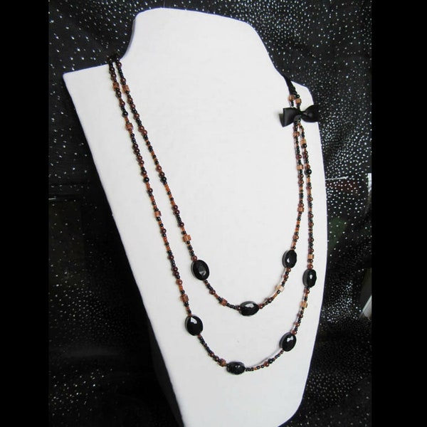 Sautoir long Retro perles de verre noires, ambrées et noeud satin noir, double rang asymétrique, marron noir - idée cadeau bijoux femme