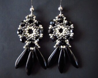 Boucles d'oreilles Dagues noires Perles tissées à l'aiguille - idée cadeau bijou femme anniversaire fête des mères